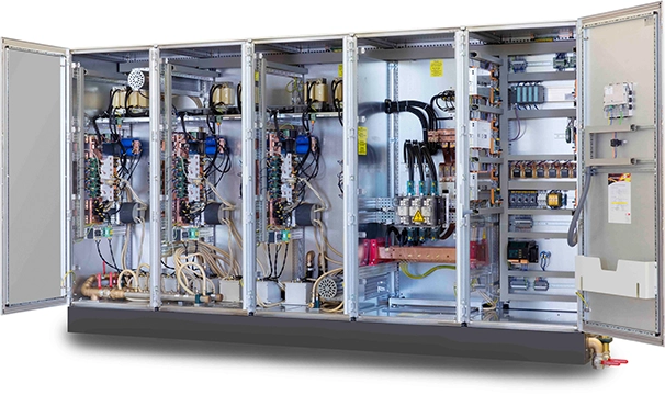 Geöffnete Schrankanlage eines Induktionsumrichters mit Leistungsteilen, Kühlung und Steuerung